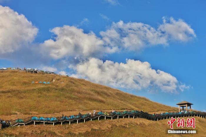 資料圖：圖為江西武功山高山草甸旁的登山步道，游客在登山。 劉力鑫 攝