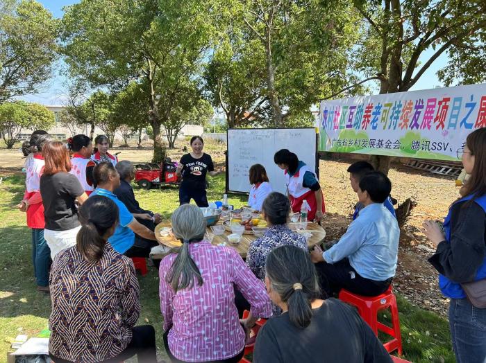 10月23日，廣東韶關(guān)農(nóng)村的互助養(yǎng)老探索，結(jié)合仁化縣董塘鎮(zhèn)新龍村的重陽節(jié)活動，將村支書、婦女主任、項目管理人員、新龍村助老員、村民志愿者、健康熱心的老人聚集在一起。 受訪者供圖