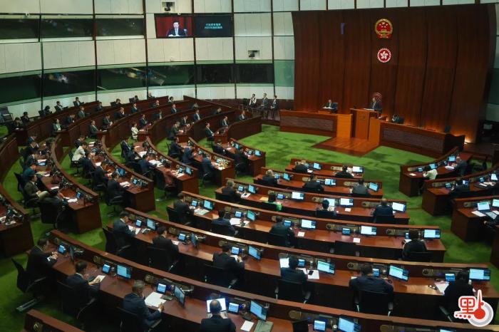 李家超在立法會宣讀新一份施政報告。圖片來源：香港“點新聞” 麥鈞杰 攝