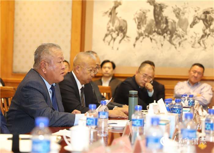2.2023年10月30日，張義波（左一）會長匯報(bào)商會工作情況。人民網(wǎng)記者 霍文攝