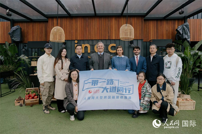 在烏拉圭第118屆普拉多牧農(nóng)業(yè)國(guó)際博覽會(huì)上，烏拉圭國(guó)家肉類協(xié)會(huì)主席與人民網(wǎng)記者合影。人民網(wǎng)記者 張若涵攝