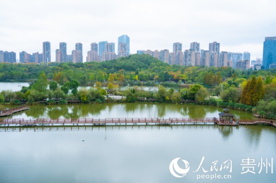秋日時節(jié)，觀山湖公園景色美不勝收。人民網(wǎng) 陽茜攝