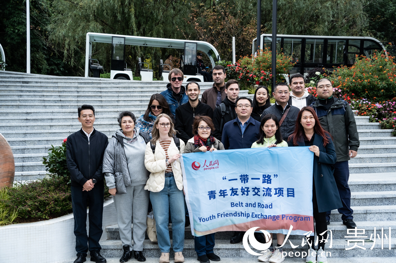 合影留念。人民網(wǎng) 陽茜攝