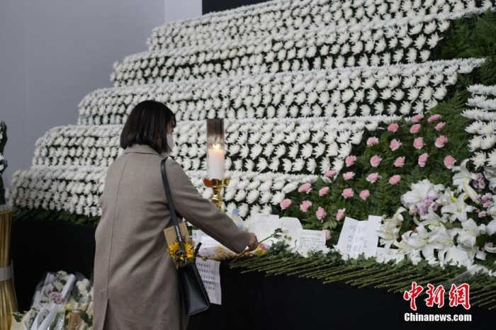 當(dāng)?shù)貢r(shí)間11月1日23時(shí)45分許，韓國(guó)民眾在位于首爾廣場(chǎng)的集體焚香所悼念梨泰院踩踏事故遇難者。 <a target='_blank' href='/'><p  align=