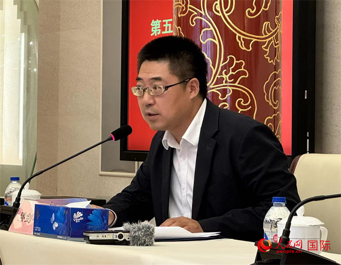 10月31日，歐美同學(xué)會副秘書長滕劍峰在第五屆中法文化論壇媒體吹風(fēng)會上講話。（人民網(wǎng) 謝瑩攝）