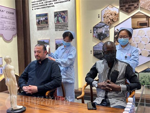   （外媒記者爭先恐后體驗艾灸，直呼神奇。中國經(jīng)濟周刊記者 郭志強 攝）