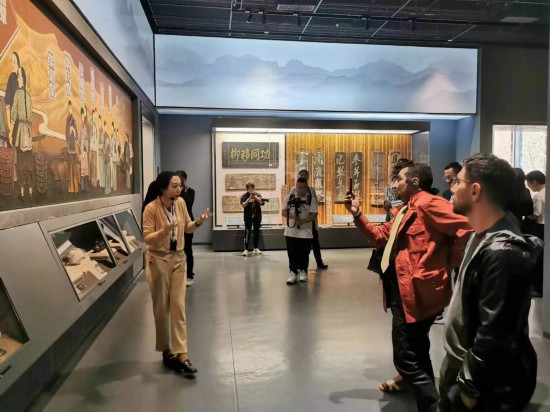  2023“一帶一路”媒體合作論壇聯(lián)合采訪團(tuán)參觀中國藥都中醫(yī)藥博物館。（本報(bào)記者 黃超攝）