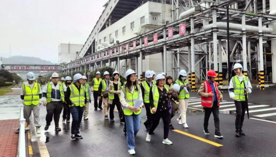   2023“一帶一路”媒體合作論壇聯(lián)合采訪團(tuán)走進(jìn)國(guó)家電投江西公司分宜電廠廠區(qū)。（本報(bào)記者 周歡攝）