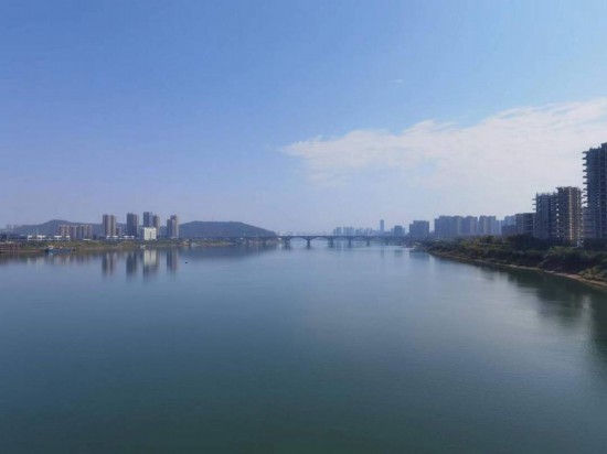　　10月24日，在清水塘大橋景觀通道上拍攝的湘江景色。本報(bào)記者 常雯宜攝
