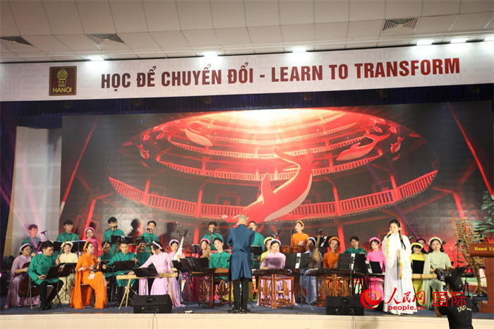 越南新活力民族樂團(tuán)的藝術(shù)家在進(jìn)行演奏。人民網(wǎng)記者楊曄攝