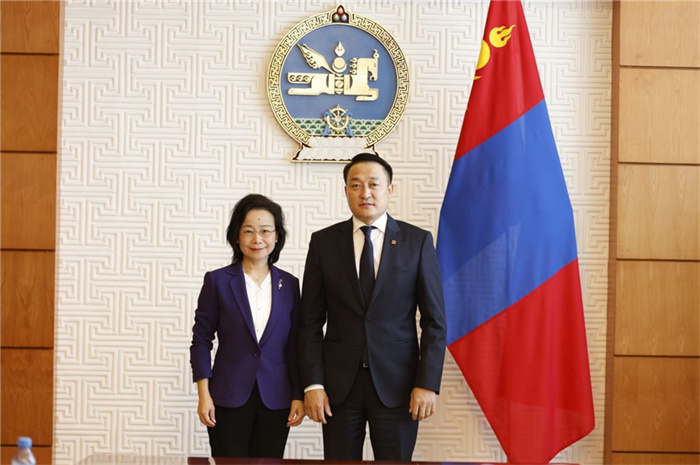 10月31日，中國駐蒙古國大使沈敏娟到任拜會蒙政府辦公廳主任兼蒙古人民黨總書記阿瑪爾巴伊斯格楞（右）。中國駐蒙古使館供圖