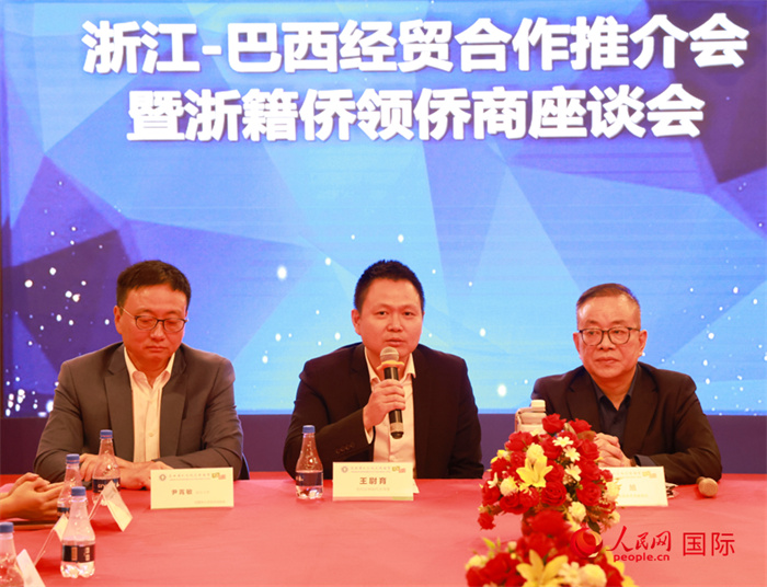 中國駐里約代總領(lǐng)事王尉育（中）在活動(dòng)中致辭。人民網(wǎng)記者 陳海琪攝