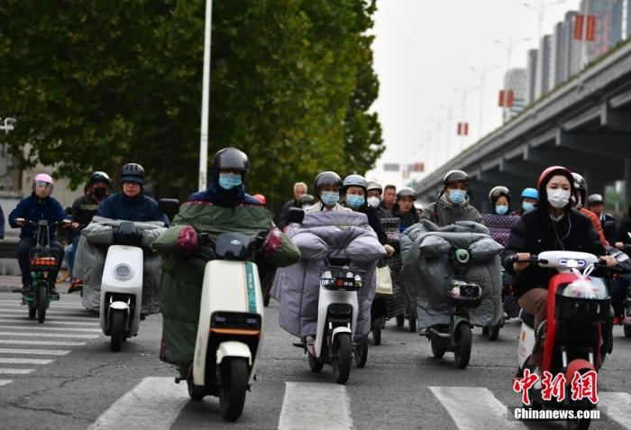 11月3日，河北石家莊迎降溫天氣，市民“捂”裝出行。 <a target='_blank' href='/'><p  align=