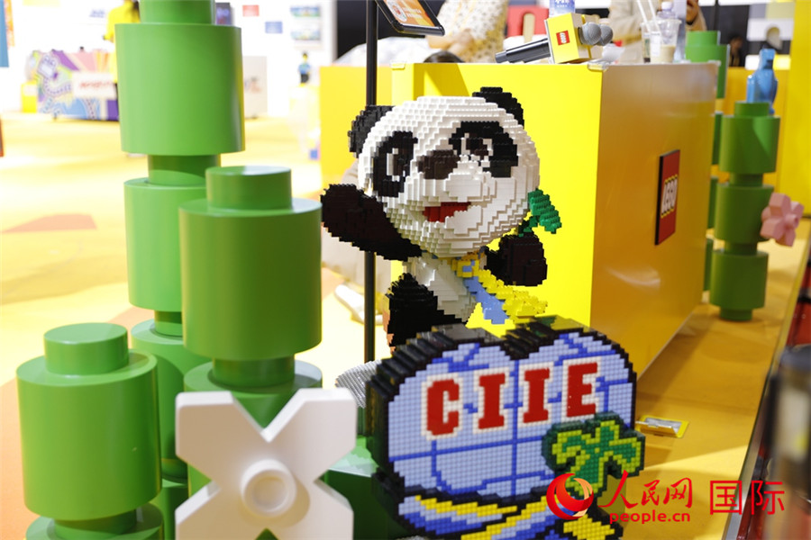 11月5日，消費(fèi)品展區(qū)展出的進(jìn)博會吉祥物進(jìn)寶造型積木。人民網(wǎng)記者 李美玉攝