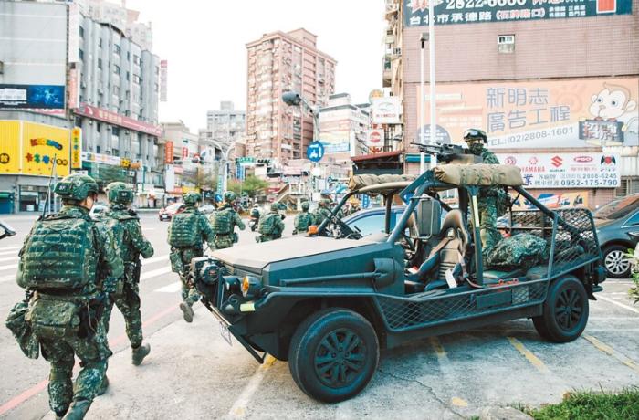 圖為2021年臺(tái)陸軍特種作戰(zhàn)指揮部在演習(xí)。圖片來(lái)源：臺(tái)灣《中國(guó)時(shí)報(bào)》。