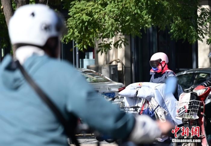 石家莊街頭，市民紛紛穿上厚厚的外套“捂”裝前行。 <a target='_blank' href='/'><p  align=