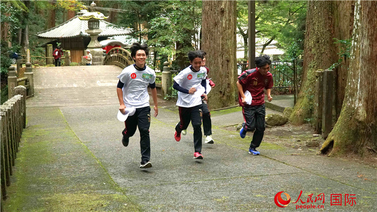 中日青少年在百年古剎里奔跑，揮灑青春的汗水。人民網(wǎng) 蔣曉辰攝