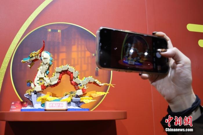 第六屆中國(guó)國(guó)際進(jìn)口博覽會(huì)舉行，消費(fèi)品展區(qū)展出以生肖龍為題材的中國(guó)元素產(chǎn)品。<a target='_blank' href='/'><p  align=