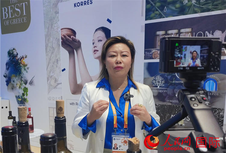 希華集團聯(lián)合創(chuàng)始人兼總裁索菲亞女士接受采訪。人民網(wǎng) 殷韜攝