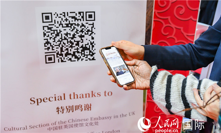 觀眾掃碼《我們的中國故事》系列視頻。人民網(wǎng) 郭錦標(biāo)攝