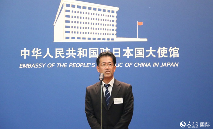 導(dǎo)師代表、東京大學(xué)教授內(nèi)山真伸發(fā)表致辭。人民網(wǎng) 許可攝
