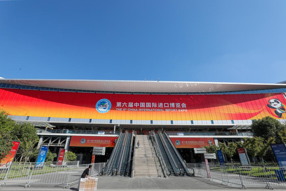 這是第六屆進(jìn)博會(huì)場(chǎng)館國(guó)家會(huì)展中心（上海）外景（2023年11月2日攝）。新華社記者 辛夢(mèng)晨 攝