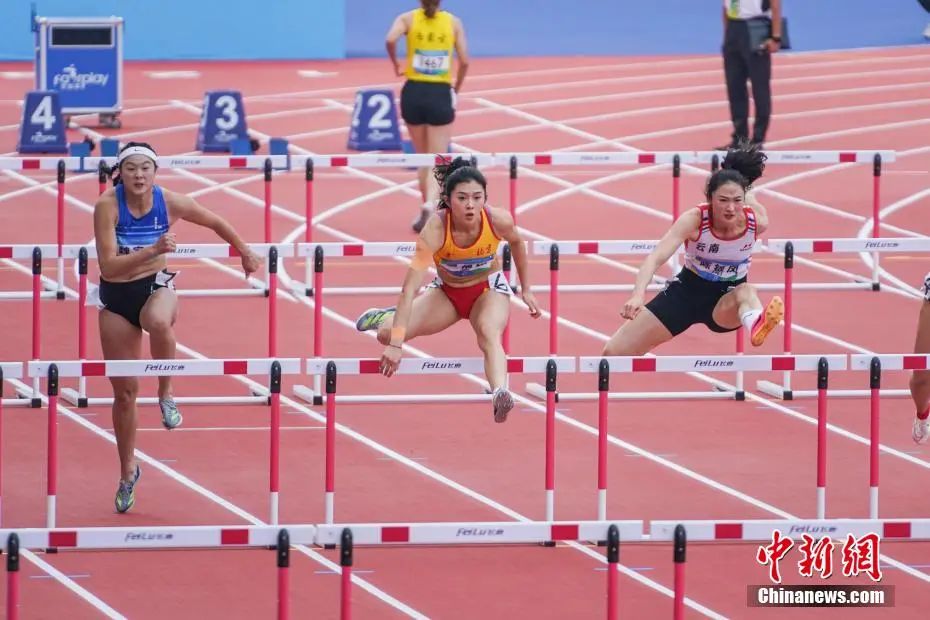 第一屆全國學生(青年)運動會田徑女子大學乙組100米欄決賽中，吳艷妮輕松奪冠。圖為吳艷妮在比賽中。陳冠言 攝