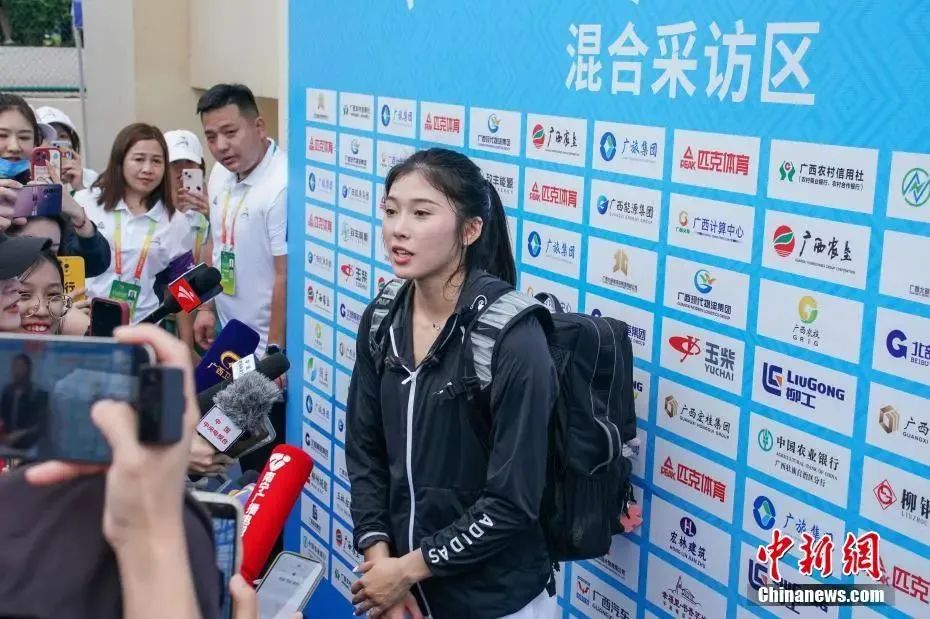 圖為吳艷妮在10日比賽結束后接受媒體采訪。陳冠言 攝