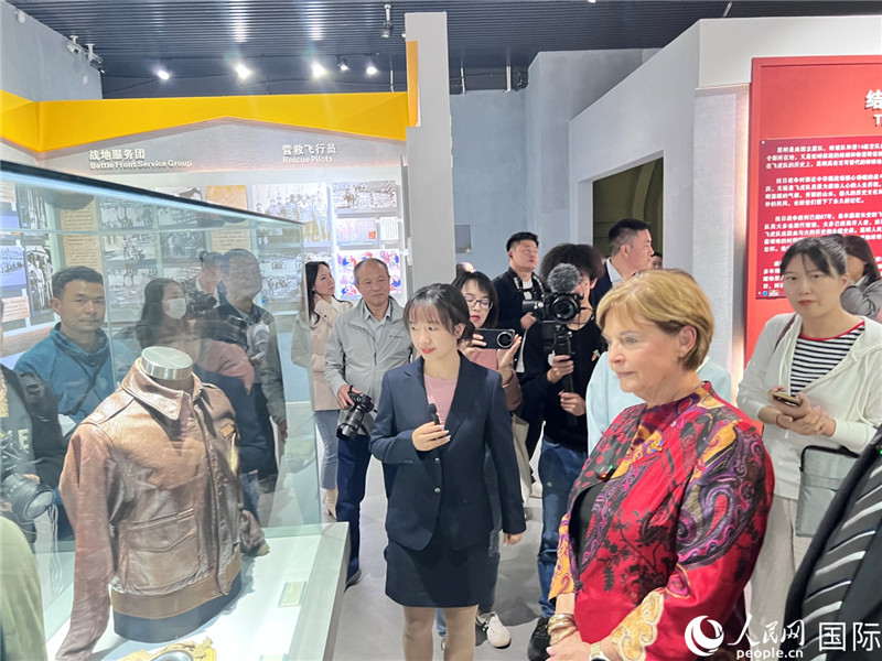 飛虎隊指揮官陳納德將軍外孫女嘉蘭惠（右）在參觀昆明市博物館展示的文物。人民網(wǎng) 趙瞳攝