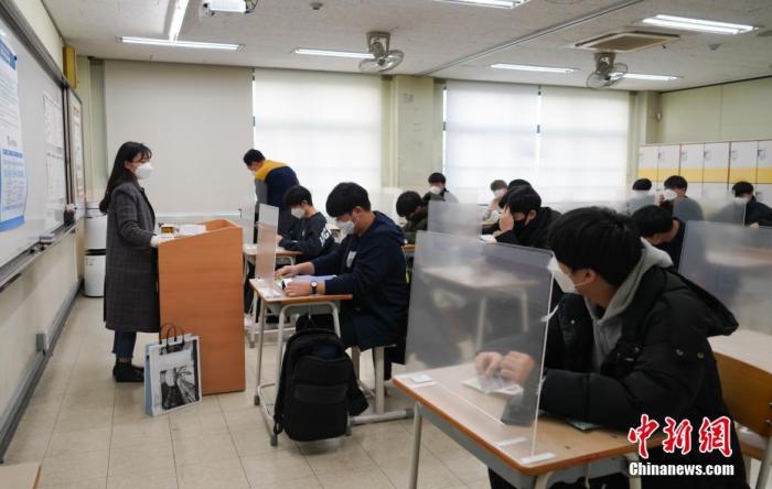 12月3日，延遲近一個月的韓國高考舉行。據韓國教育部消息，今年考生約49.34萬人，創(chuàng)歷史最低紀錄。圖為在首爾某考點內，考桌上設有隔板。