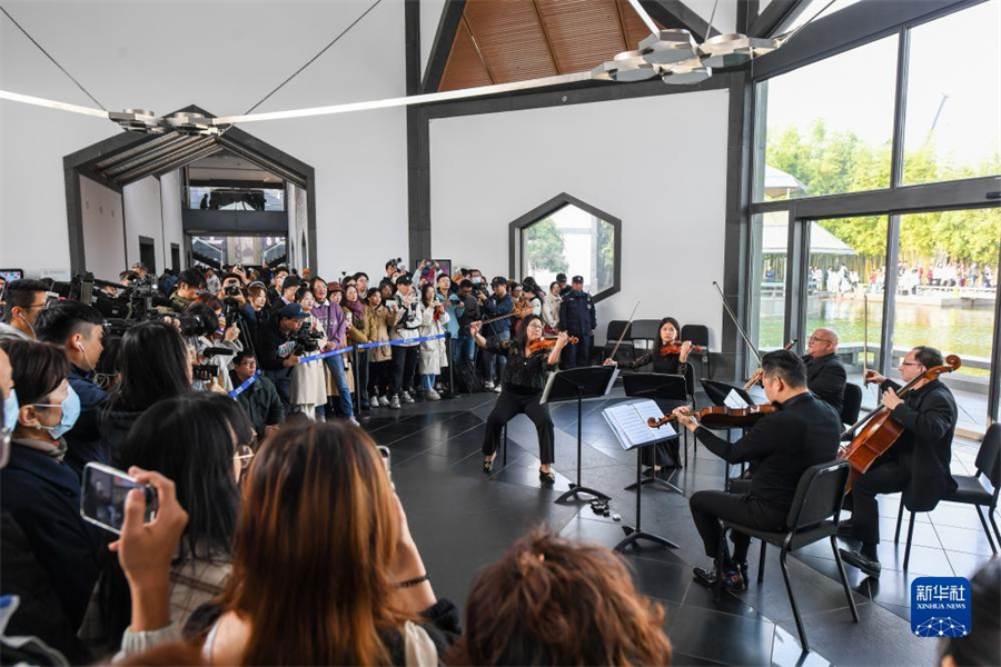 11月16日,費城交響樂團(tuán)的演奏家們在蘇州博物館大廳內(nèi)演奏。新華社記者 李博 攝