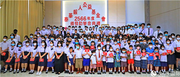 圖為出席嘉賓和現(xiàn)場獲獎學(xué)生合影留念。人民網(wǎng)記者 白元琪攝