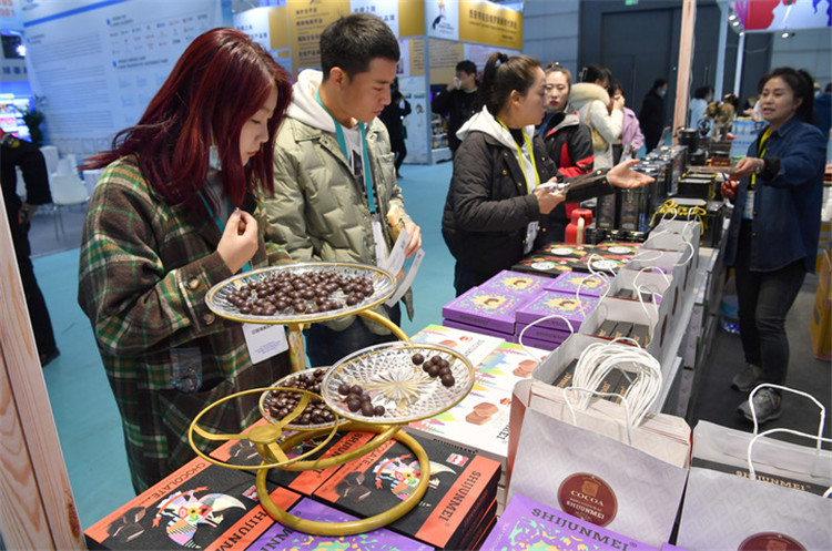 11月16日，觀眾在第七屆絲博會(huì)印度尼西亞展位上參觀選購食品。新華社記者 邵瑞 攝