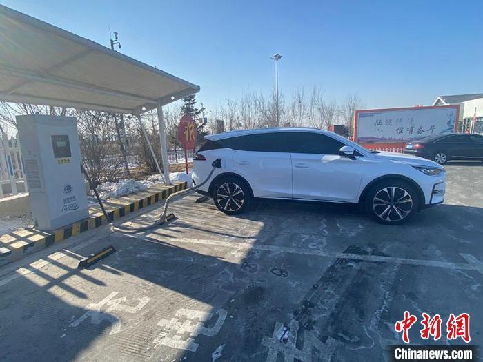 資料圖：新能源汽車正在充電。　李丹 攝