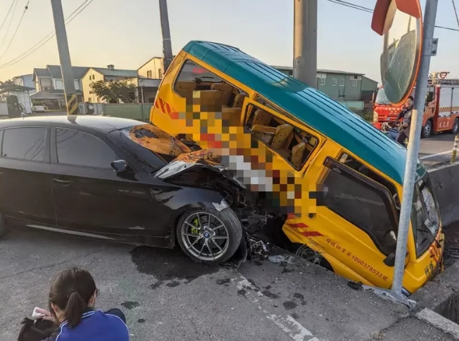 托兒所校車被轎車從側(cè)邊撞上，車體嚴(yán)重毀損。圖片來源：臺(tái)灣《聯(lián)合報(bào)》民眾供圖