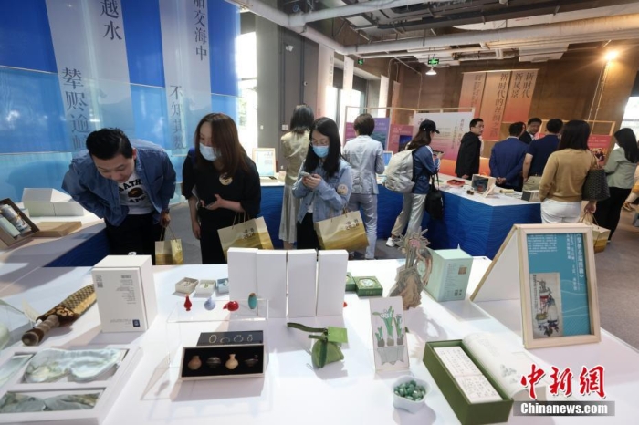 9月28日，“一帶一路，文明之橋”圖書文創(chuàng)展在北京圖書大廈開幕，圖為觀眾參觀展覽。<a target='_blank' href='/'><p  align=