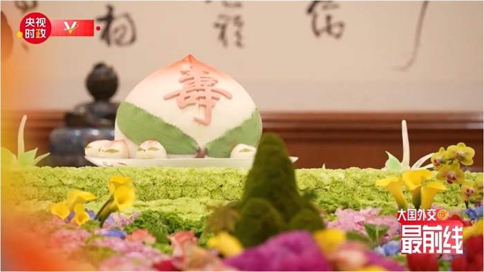 圖為今年7月基辛格訪華時(shí)午宴上的壽桃。來源：央視新聞截圖
