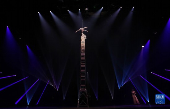 12月8日，演員在法國巴黎舉行的中國雜技“奇妙之夜”演出上表演《高椅》。新華社記者 高靜 攝