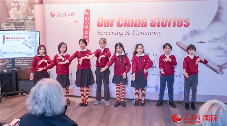 肯辛頓韋德預(yù)備學(xué)校小學(xué)生表演。人民網(wǎng) 郭錦標(biāo)攝
