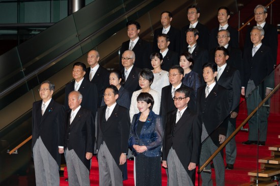 9月13日，日本首相岸田文雄（前排中）在東京的首相官邸率閣僚合影。新華社記者張笑宇攝