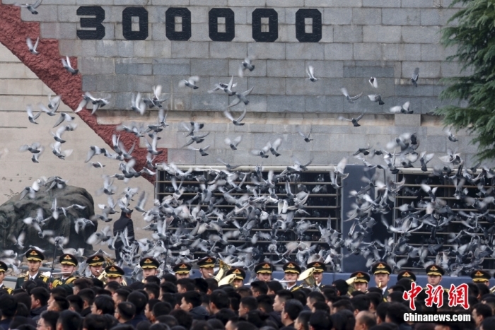 12月13日是第十個(gè)南京大屠殺死難者國(guó)家公祭日。當(dāng)天上午，南京大屠殺死難者國(guó)家公祭儀式在侵華日軍南京大屠殺遇難同胞紀(jì)念館舉行。圖為國(guó)家公祭儀式現(xiàn)場(chǎng)。<a target='_blank' href='/'><p  align=