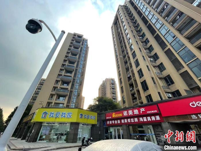 多家房地產(chǎn)中介。 蘇婷 攝