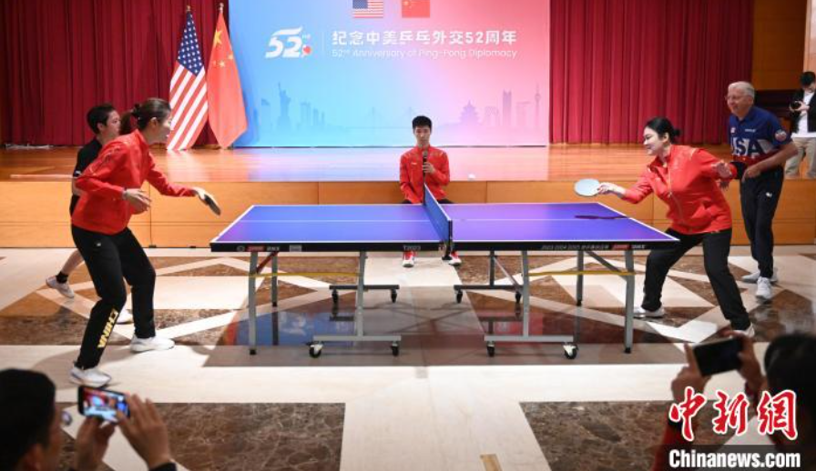 當(dāng)?shù)貢r間12月13日，中國駐美使館在華盛頓舉辦慶?；顒蛹o念中美乒乓外交52周年。圖為丁寧、劉偉、戴爾等中美運動員上演混雙表演賽。中新社記者 陳孟統(tǒng) 攝
