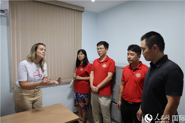 王尉育等人參觀并了解協(xié)會(huì)活動(dòng)場所及設(shè)施。人民網(wǎng)記者 時(shí)元皓攝
