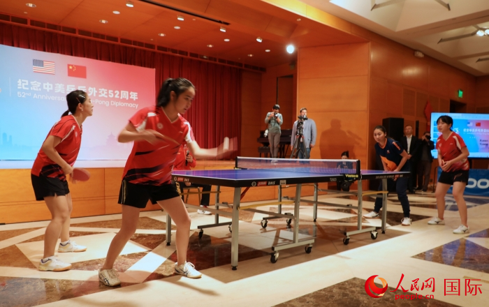 來自北京大學、美國弗吉尼亞大學的中美青年乒乓球運動員進行表演賽。人民網(wǎng)記者 李志偉攝