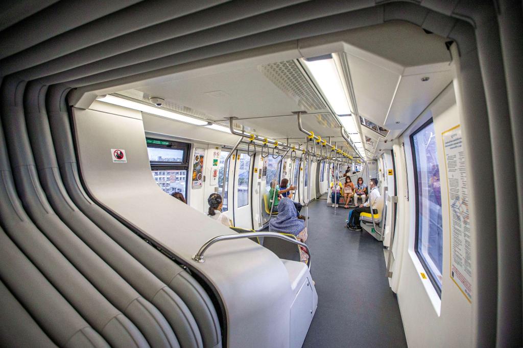 9月14日，乘客在泰國曼谷搭乘“黃線”列車。泰國曼谷是世界著名旅游目的地之一，當(dāng)?shù)厝税堰@座城市的高架軌道交通系統(tǒng)稱為“曼谷天鐵”。2023年下半年，由位于安徽蕪湖的中車浦鎮(zhèn)阿爾斯通運(yùn)輸系統(tǒng)公司生產(chǎn)并提供的單軌道列車“天鐵黃線”在曼谷正式運(yùn)營，11月同樣由該公司生產(chǎn)并提供列車的“天鐵粉線”也在曼谷開始試運(yùn)行?！爸袊窃臁睆闹袊徍淼教﹪?，讓曼谷近郊與市中心的連接更為緊密，豐富城市面貌的同時(shí)，也為當(dāng)?shù)匕l(fā)展注入新活力。（新華社記者王騰攝）