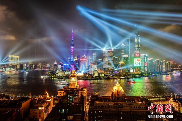 資料圖：上海外灘國慶燈光秀流光溢彩。 黃偉國 攝