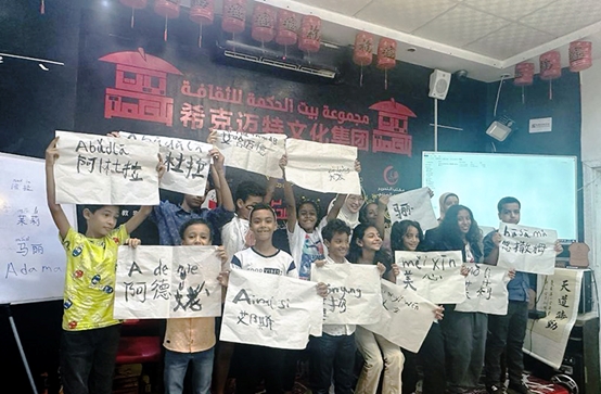 學著用中文書寫自己姓名的埃及兒童們。埃及?？诉~特文化集團供圖