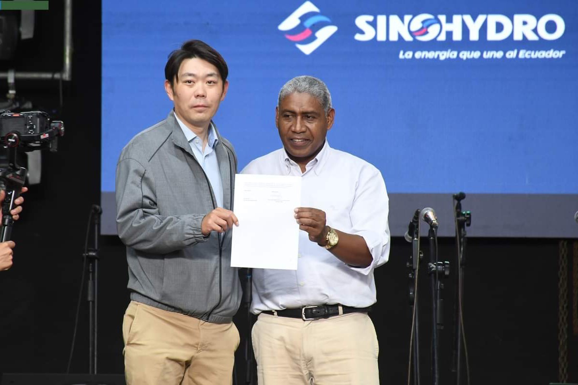 中國電建厄瓜多爾國別代表白納（左）代表中國電建向厄瓜多爾埃爾查科市康復(fù)中心捐贈了一批康復(fù)器材，埃爾查科市市長奧斯卡·德拉克魯斯·卡瓦蒂霍（右）對中國企業(yè)的善舉表示感謝。中國電建厄瓜多爾代表處供圖