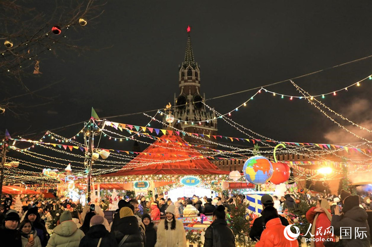 位于莫斯科紅場中央的“古姆”新年集市。人民網(wǎng)記者 隋鑫攝